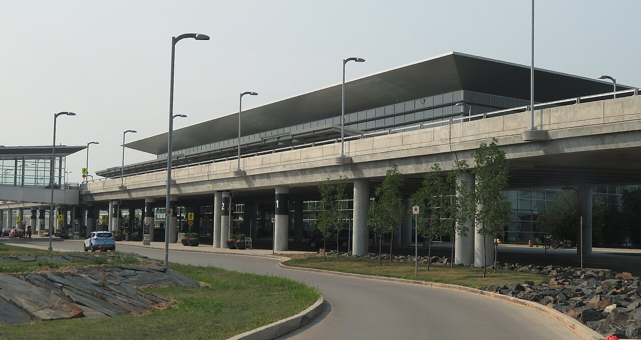James Armstrong Richardson International Airport (YWG) airport lounge